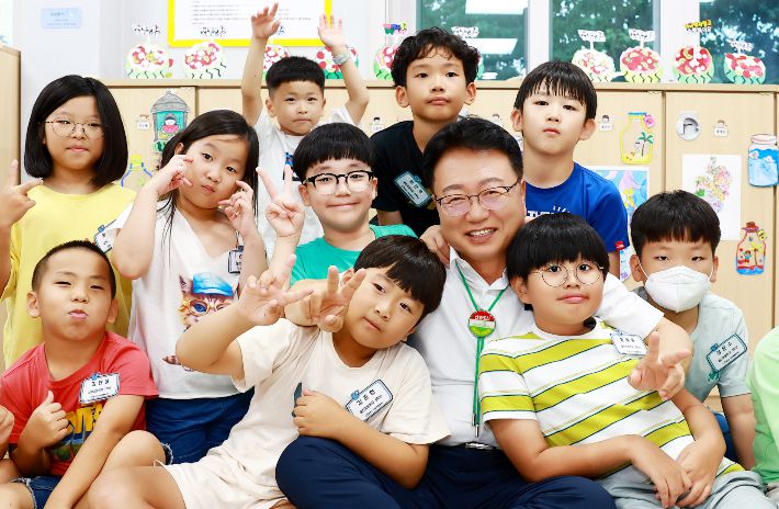 손병복 울진군수가 지역 교육기관을 방문해 아이들과 즐거운 시간을 보내고 있다. 울진군 제공