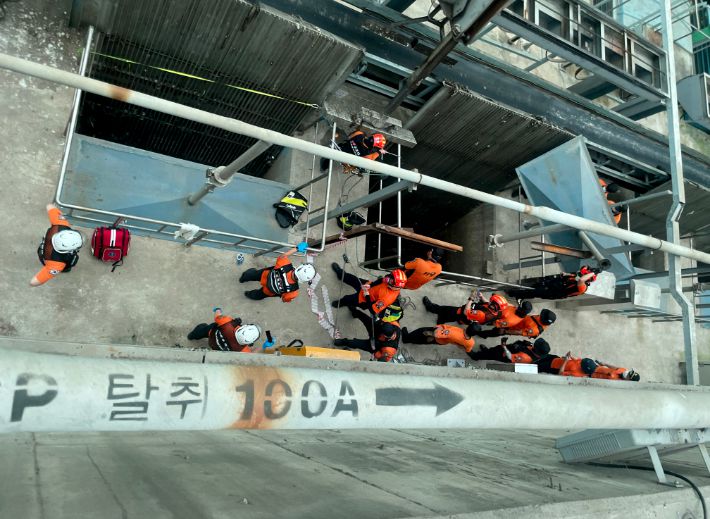 소방 당국이 지난 7일 오전 인천 굴포하수종말처리장에서 맨홀 사고 실종자 수색 작업을 하고 있다. 인천소방본부 제공