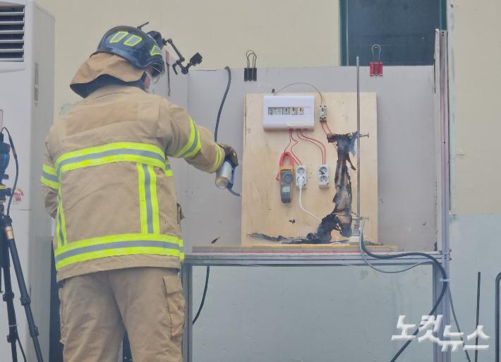 10일 부산소방재난본부에서 진행한 멀티탭 발화 위험 요인 화재 실험 현장. 소방대원이 진화 작업에 나선 모습. 김혜민 기자