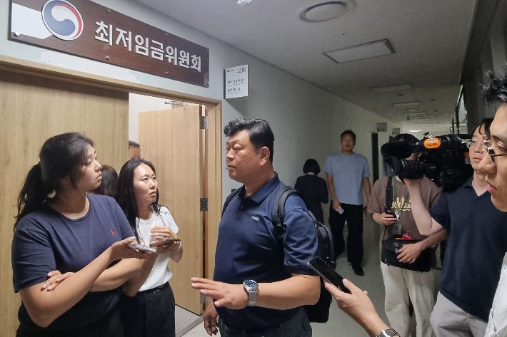 한국노동조합총연맹 류기섭 사무총장이 7월 9일 열린 최저임금위원회 제11차 전원회의를 마치고 퇴장하며 공익위원들이 설정한 심의촉진구간에 대해 유감을 표하고 있다. 김민재 기자