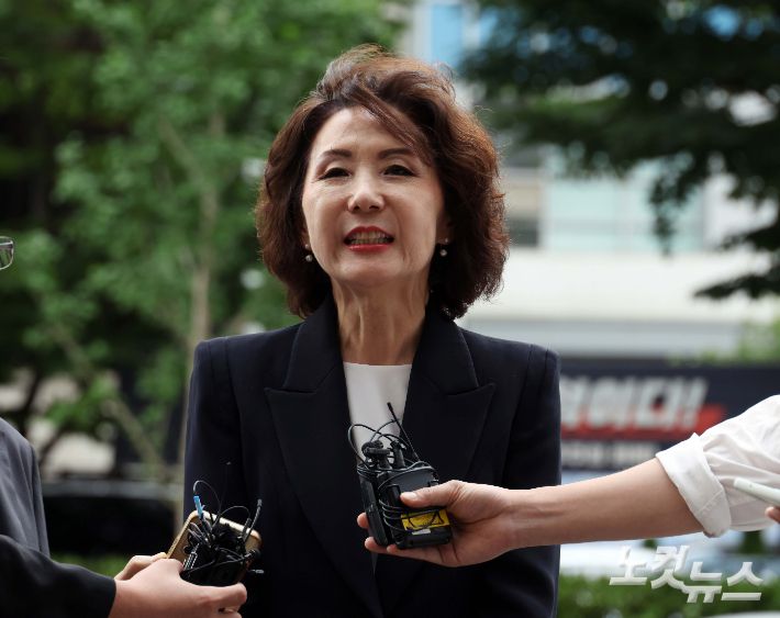 이진숙 교육부 장관 후보자가 30일 오전 서울 여의도 한국교육시설안전원에 마련된 인사청문회 준비 사무실로 출근하며 취재진의 질문에 답하고 있다. 황진환 기자