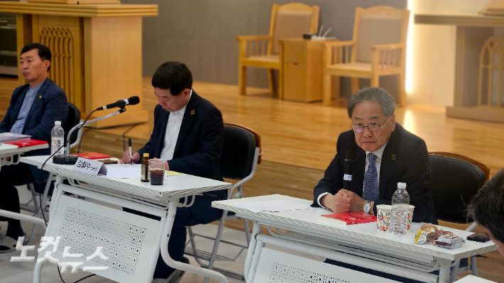 기독교대한감리회가 지난 8일과 9일 이틀동안 경기도 광주시 광림수도원에서 제36회 총회 장정개정위원회 전체회의를 열고, 개혁 입법안들에 대한 논의를 진행했다. 김정석 감독회장(오른쪽) 모두발언을 통해 장정개정위원들에게 당부의 말을 전하고 있다. 송주열 기자