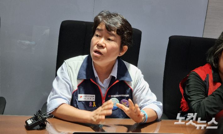 전국민주노동조합총연맹 이미선 부위원장이 7월 10일 최저임금위원회 회의장에서 퇴장해 퇴장 이유를 기자들에게 설명하고 있다. 김민재 기자