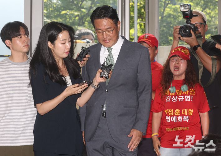 직권남용 권리행사 방해 혐의를 받는 김태효 국가안보실 1차장이 11일 오후 서울 서초구 순직해병 특검 사무실에 피의자 신분으로 조사를 받기 위해 출석하고 있다. 류영주 기자