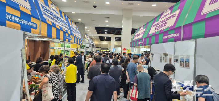 제주국제컨벤션센터에서 사흘간 열리는 '제7회 푸파페 제주(Food tech & Farming @ JEJU Fair)'가 11일 개막해 관람객들이 행렬이 이어지고 있다. 제주CBS