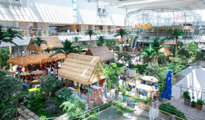 11일 오전, '후이 후이 마우이(Hu'i Hu'i Maui)' 행사가 진행되고 있는 서울 영등포구 현대백화점 더현대 서울 5층 실내정원 사운즈 포레스트 전경. 현대백화점 제공