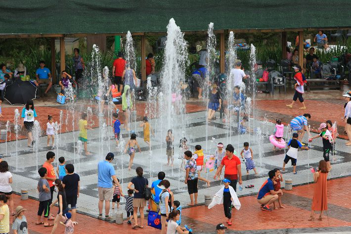 울진 왕피천공원 주광장 바닥분수. 울진군 제공