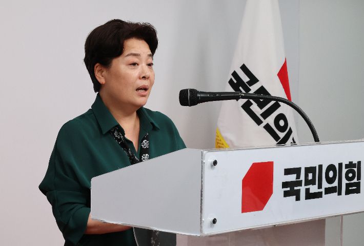 국민의힘 윤희숙 혁신위원장이 10일 서울 여의도 당사에서 제1차 혁신위원회 회의 결과를 브리핑을 하고 있다. 연합뉴스
