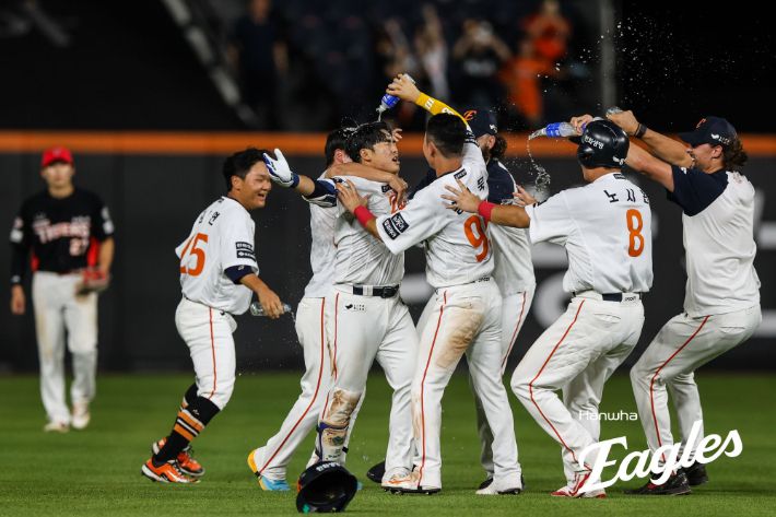 10일 대전 한화생명볼파크에서 열린 프로야구 2025 신한 SOL 뱅크 KBO리그 KIA 타이거즈와 한화 이글스의 경기 9회말 2사 만루, 끝내기 안타를 친 한화 문현빈이 동료들과 기뻐하고 있다. 한화 이글스