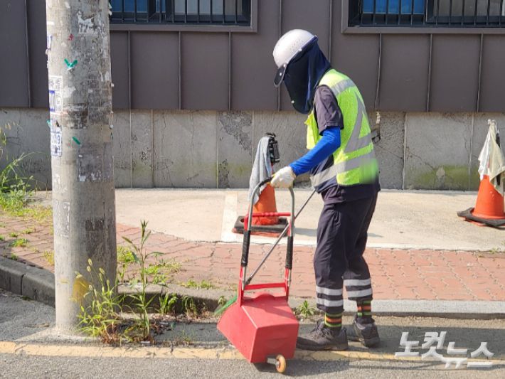 부산 강서구의 한 길거리에서 환경미화원이 청소하고 있다. 정혜린 기자