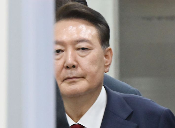 12·3 불법계엄 사태로 특검 수사를 받는 윤석열 전 대통령이 9일 서울 서초구 서울중앙지방법원에서 열린 구속 전 피의자 심문(영장실질심사)을 마치고 대기 장소인 서울구치소로 이동하고 있다. 사진공동취재단