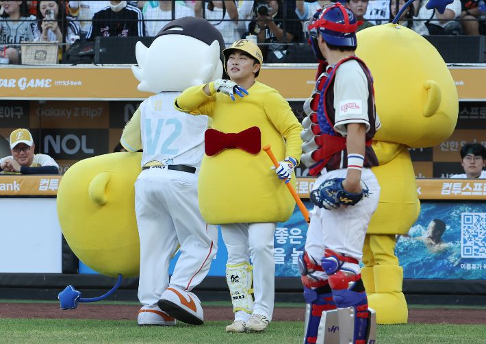 꿈돌이로 분장한 한화 문현빈. 연합뉴스