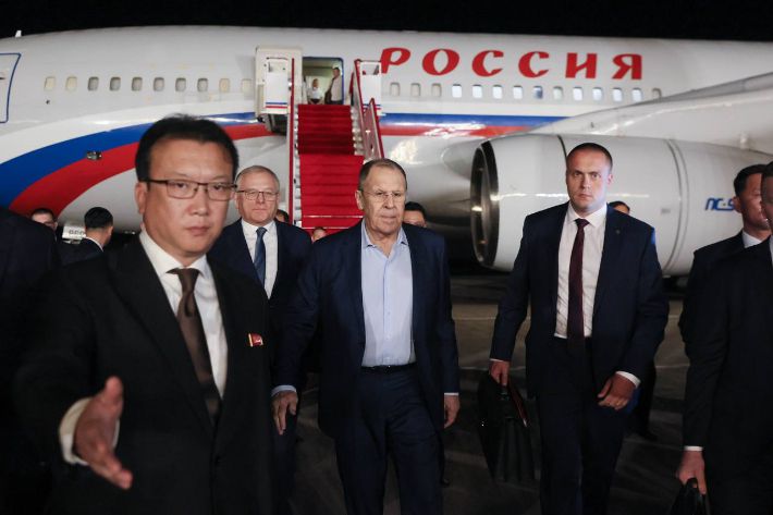 세르게이 라브로프 러시아 외무장관이 지난 11일 밤 원산갈마비행장에 도착했다고 주북 러시아 대사관이 12일 텔레그램을 통해 전했다. 연합뉴스