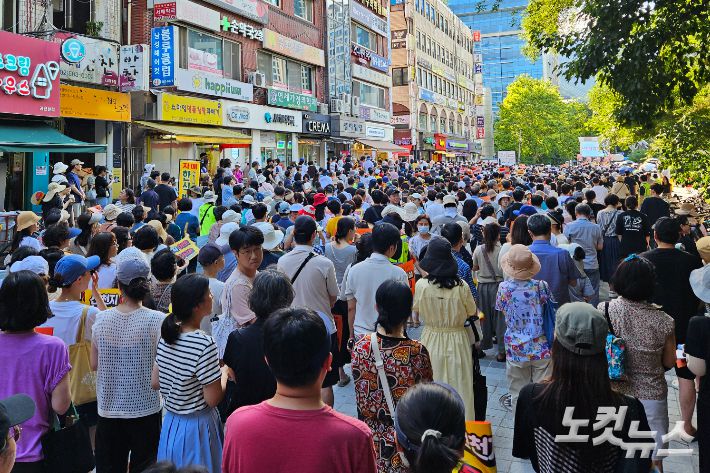 이번 집회는 과천시학부모연합회, 새마을부녀회, 과천시 아파트 입주자대표회의, 장애인연합회, 대한노인회 등 10여 개 지역단체가 공동 주최했다. 사진 오요셉 기자.