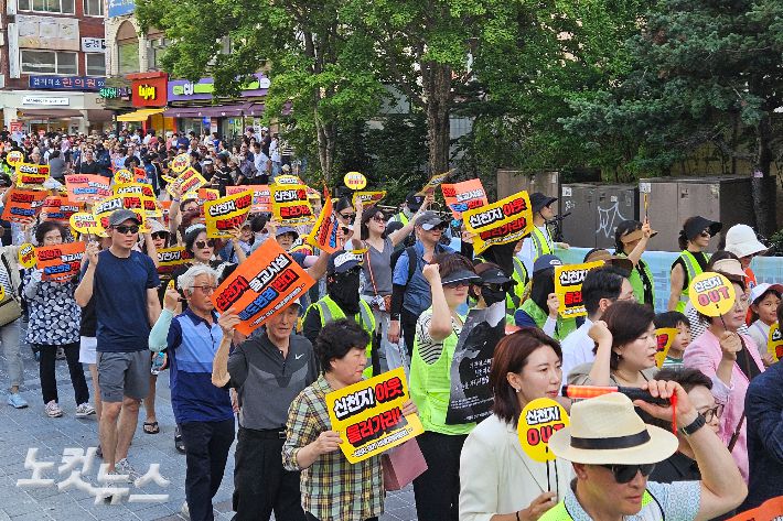 집회 후 시민들은 과천시민회관 앞을 거쳐 신천지 본부가 입주한 이마트 건물 근처까지 행진을 진행했다. 사진 오요셉 기자.