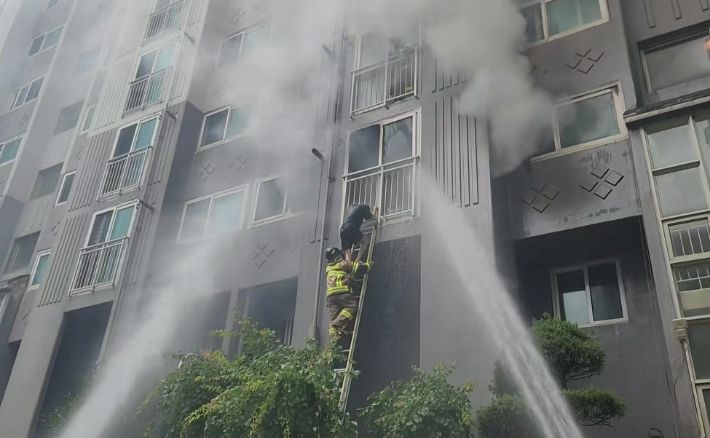 12일 오후 12시 20분쯤 부산 북구의 한 아파트에 화재가 발생해 소방 당국이 인명구조에 나서고 있다. 부산소방재난본부 제공