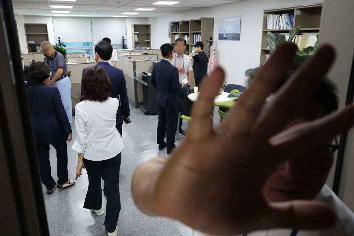 해병특검 압수수색 받은 임종득 의원실 찾은 송언석 원내대표     (서울=연합뉴스) 김주형 기자 = 국민의힘 송언석 비대위원장 겸 원내대표가 11일 서울 여의도 국회 의원회관에서 해병 특검팀의 압수수색이 진행 중인 임종득 의원실로 들어가고 있다. 2025.7.11     kjhpress@yna.co.kr (끝)   <저작권자(c) 연합뉴스, 무단 전재-재배포, AI 학습 및 활용 금지> 연합뉴스