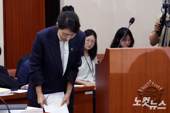 강선우 여성가족부 장관 후보자가 14일 서울 여의도 국회 여성가족위원회에서 열린 인사청문회에서 모두발언을 마치고 인사를 하고 있다. 윤창원 기자