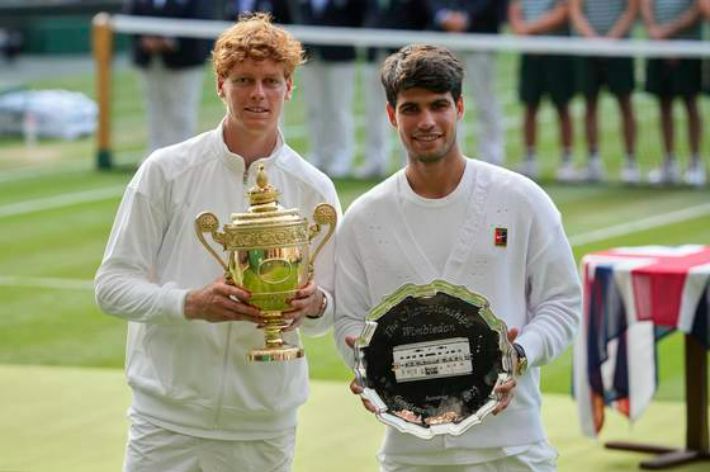 윔블던 우승과 준우승 트로피를 들고 포즈를 취한 시너와 알카라스. 연합뉴스