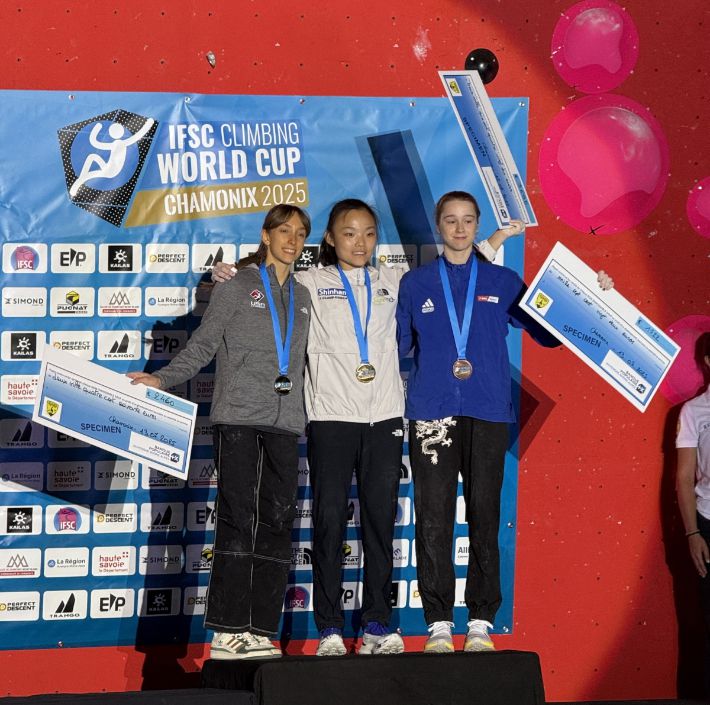 서채현(사진 가운데)이 '2025 국제스포츠클라이밍연맹(IFSC) 월드컵 11차 대회'에서 1위 시상을 한 후 2위 미국 애니 샌더스(사진 맨 왼쪽), 3위 영국 에린 맥캔지와 기념촬영을 하고있다. 대한산악연맹 제공