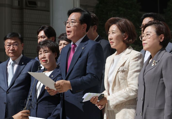 채상병 사건 수사방해 의혹을 수사하는 이명현 순직해병특검팀이 국민의힘 임종득 의원실을 압수수색 중인 11일 국민의힘 송언석 비상대책위원장 겸 원내대표가 서울 서초구 서울중앙지방법원을 항의 방문해 발언하고 있다. 연합뉴스