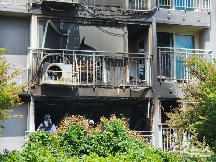 지난 13일 오후 부산 북구의 한 아파트에서 발생한 화재와 관련해 14일 오전 합동 감식이 진행됐다. 정혜린 기자