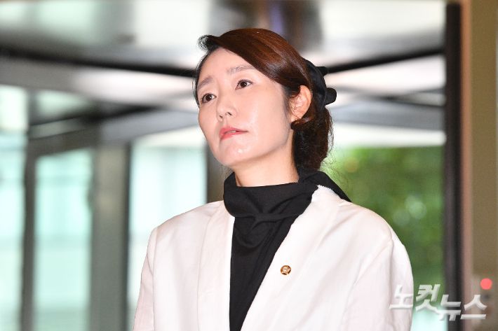 강선우 여성가족부 장관 후보자가 26일 오후 서울 종로구 이마빌딩에 마련된 인사청문회 사무실로 출근하며 소감을 밝히고 있다. 류영주 기자