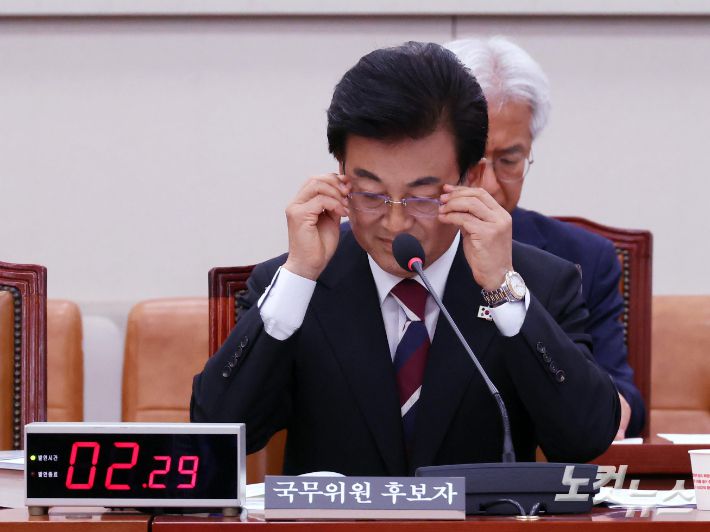 정동영 통일부 장관 후보자가 14일 오전 국회 외교통일위원회에서 열린 인사청문회에 출석해 답변 전 안경을 쓰고 있다. 황진환 기자