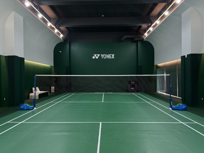 신사옥 1층에 설치된 배드민턴 코트. 요넥스코리아