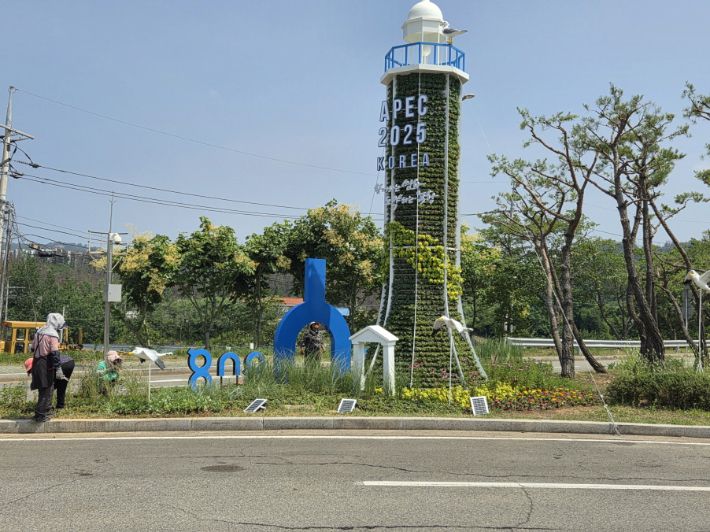 포항경주공항 앞에 조성된 포항을 상징하는 '등대'를 형상화한 꽃탑. 포항시 제공