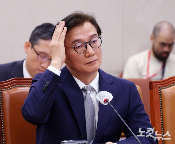 전재수 해양수산부 장관 후보자가 14일 오전 국회 농림축산식품해양수산위원회에서 열린 인사청문회에 출석해 머리를 쓸어넘기고 있다. 황진환 기자