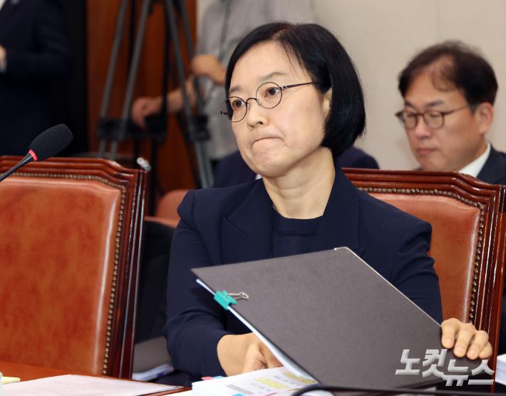 한성숙 중소벤처기업부 장관 후보자가 15일 오전 국회 산업통상자원중소벤처기업위원회에서 열린 인사청문회에 출석해 질의를 듣고 있다. 황진환 기자