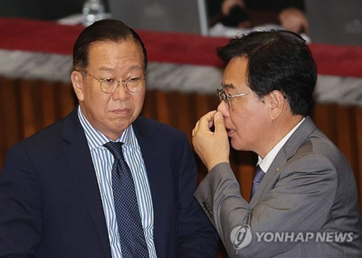 (서울=연합뉴스) 박동주 기자 = 국민의힘 송언석 비상대책위원장 겸 원내대표(오른쪽)가 10일 국회 본회의에서 권영세 의원과 대화하고 있다. 2025.7.10 pdj6635@yna.co.kr (끝) 연합뉴스