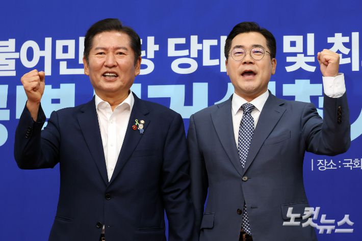15일 서울 여의도 국회에서 열린 더불어민주당 공명선거실천서약식에서 (왼쪽부터)정청래, 박찬대 당대표 후보가 서약서에 서명하고 기념촬영을 하고 있다. 윤창원 기자