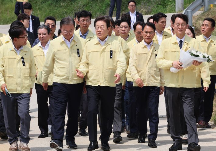 이재명 대통령이 오송 참사 2주기를 앞두고 14일 충북 청주시 오송읍 궁평2지하차도를 방문해 현장 점검을 위해 이동하고 있다. 연합뉴스