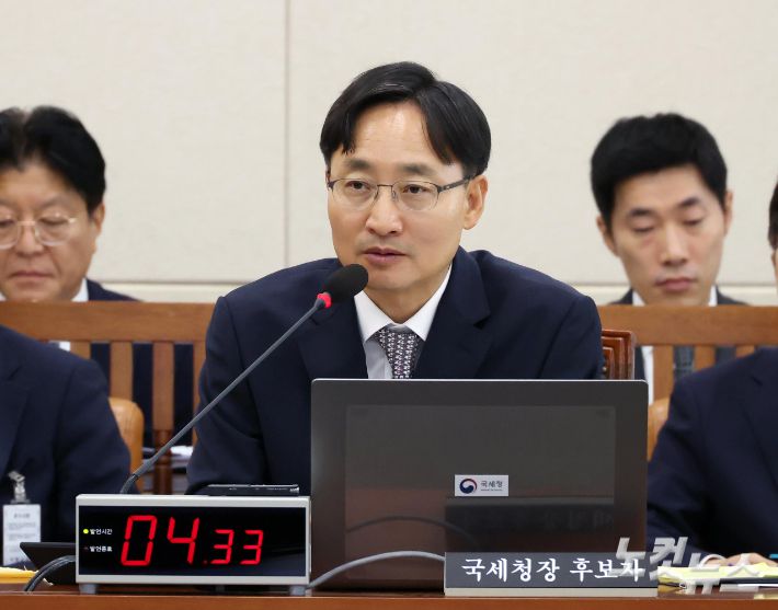 임광현 국세청장 후보자가 15일 오전 국회 기획재정위원회에서 열린 인사청문회에서 출석해 질의에 답하고 있다. 황진환 기자