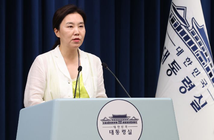 강유정 대변인이 15일 용산 대통령실 기자회견장에서 국무회의 관련 브리핑을 하고 있다. 연합뉴스