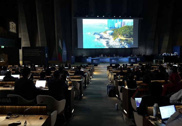 15일(현지시간) 프랑스 파리 유네스코 본부에서 열린 제47차 유네스코 세계유산위원회에서 부산을 소개하는 영상이 나오고 있다. 위원회는 내년 7월에 열리는 제48차 위원회 개최국으로 한국을 확정했다. 연합뉴스