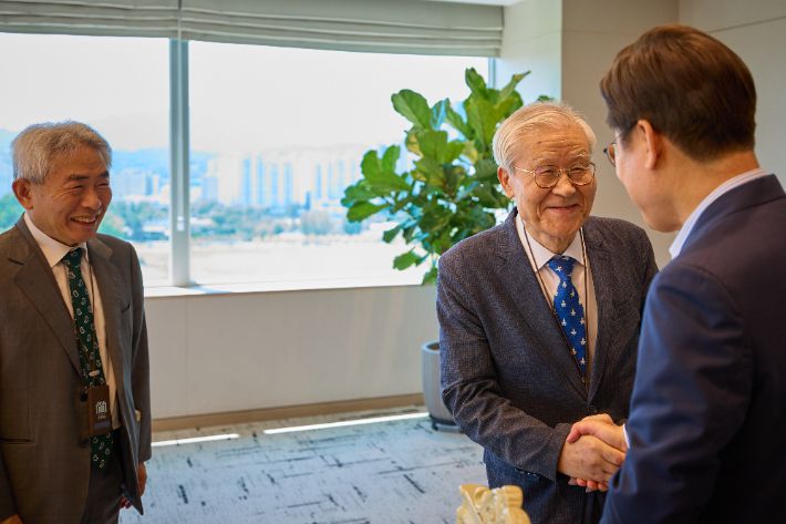 이재명 대통령, 조갑제 대표와 인사     (서울=연합뉴스) 이재명 대통령이 11일 서울 용산 대통령실 청사에서 조갑제 '조갑제닷컴' 대표와 오찬에 앞서 인사하고 있다. 2025.7.11 [대통령실 제공. 재판매 및 DB 금지]     photo@yna.co.kr (끝)   <저작권자(c) 연합뉴스, 무단 전재-재배포, AI 학습 및 활용 금지> 연합뉴스