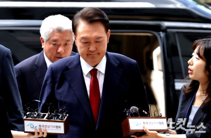 12·3 비상계엄과 관련해 특검의 수사를 받는 윤석열 전 대통령이 두 번째 영장실질심사를 받기 위해 9일 오후 서울 서초구 중앙지법으로 출석하고 있다. [사진공동취재단]