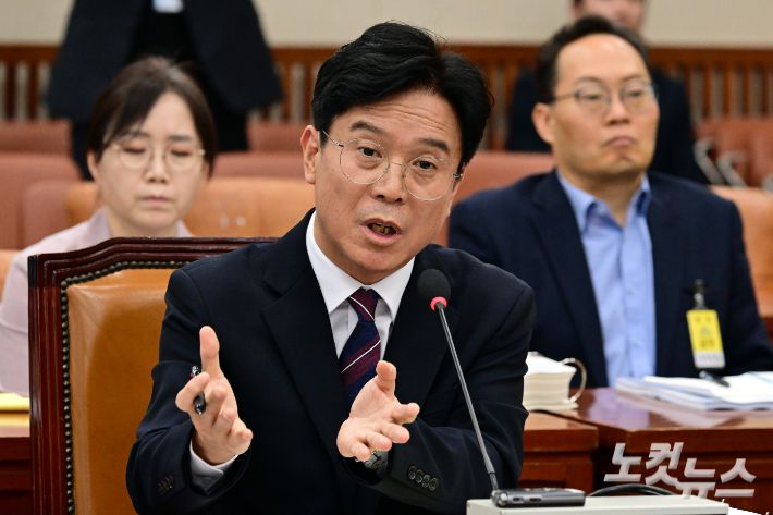 김영훈 고용노동부 장관 후보자가 16일 서울 여의도 국회 환경노동위원회 인사청문회에서 '북한 주적' 질의에 답변을 하고 있다. 윤창원 기자