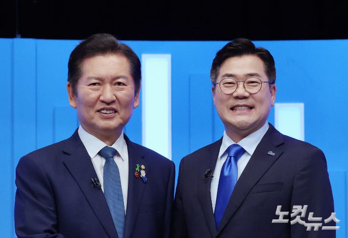 더불어민주당 정청래(왼쪽)·박찬대 당대표 후보가 16일 서울 양천구 목동 SBS에서 TV토론회에 앞서 기념촬영을 하고 있다. 국회사진기자단