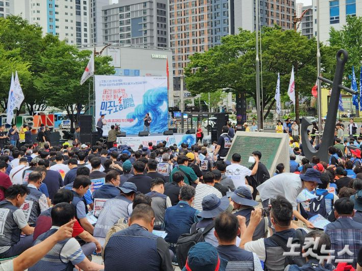 16일 오후 4시 민주노총 부산본부가 부산시청 광장에서 총파업대회를 열었다. 정혜린 기자