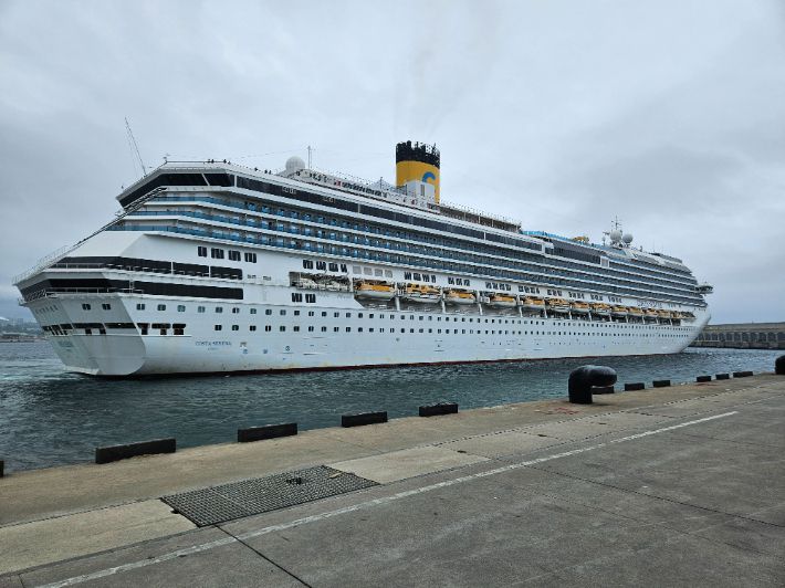 제주에 정박한 크루즈선. 제주도 제공