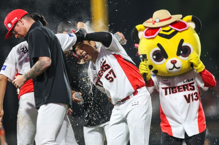 올해 최고 시청률을 찍은 지난달 8일 한화와 홈 경기에서 끝내기 승리를 거둔 KIA 선수들이 세리머니하는 모습. KIA