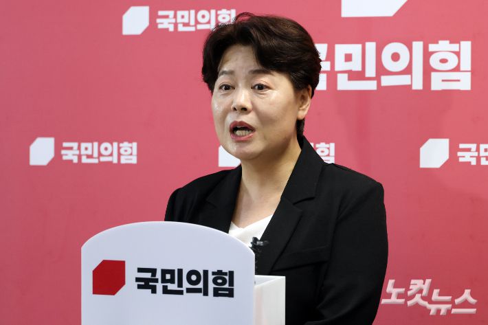 국민의힘 윤희숙 신임 혁신위원장이 9일 서울 여의도 국회에서 취재진의 질문에 답변을 하고 있다. 윤창원 기자