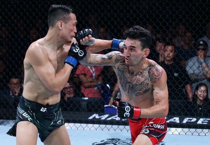 지난 2023년 '코리안 좀비' 정찬성(사진 왼쪽)과 경기를 벌이는 할로웨이. UFC 제공