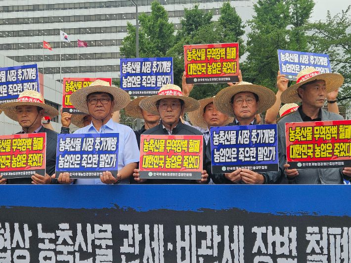한국후계농업경영인중앙연합회(한농연)는 16일 용산 대통령실 앞에서 기자회견을 열어 통상당국이 미국과 관세 협상에서 미국산 농축산물 추가 개방에 나서면 단체 행동을 하겠다고 밝혔다. 연합뉴스