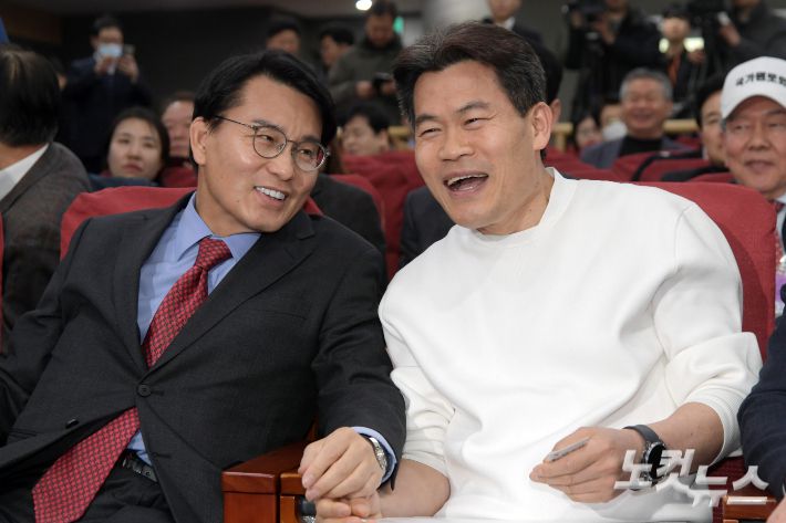 지난 14일과 15일 국민의힘 윤상현(사진 왼쪽)·장동혁 의원 주최로 열린 국회 토론회에 참석한 것으로 알려진 전한길씨(오른쪽)가 지난달 9일 입당한 사실이 뒤늦게 알려졌다. 사진은 지난 3월 19일 국회 의원회관에서 열린 미래자유연대 국민 대토론회 참석 당시 모습. 윤창원 기자