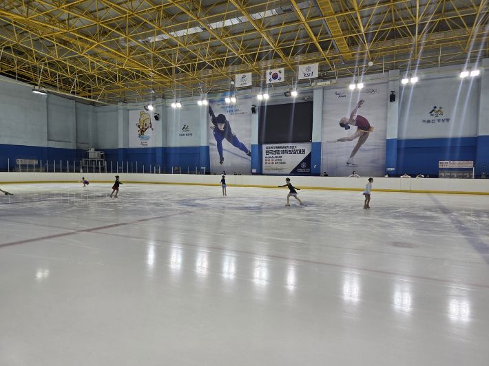 충남 아산이순신빙상장. 대한빙상경기연맹